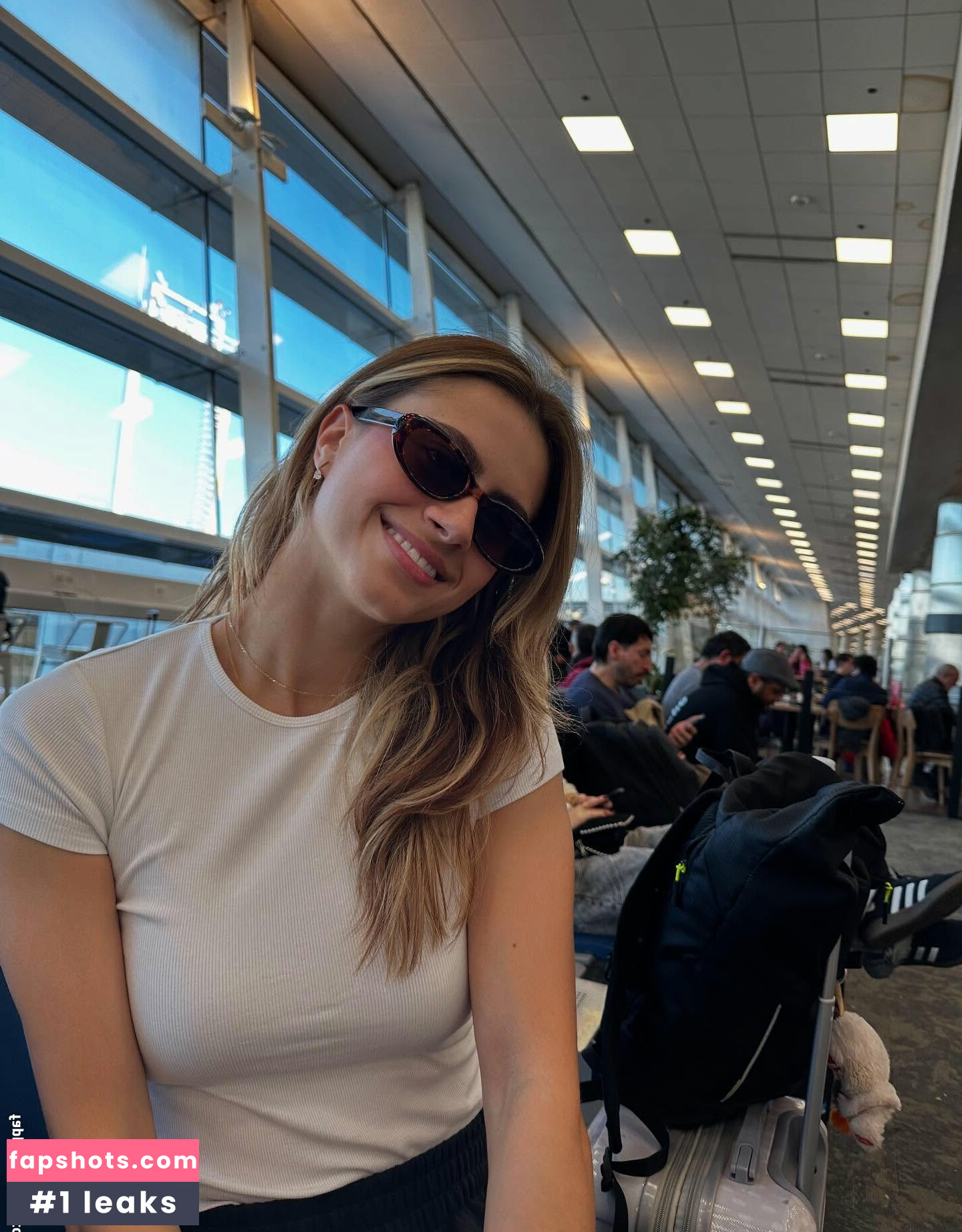 Bruna Takahashi gallery photo #3