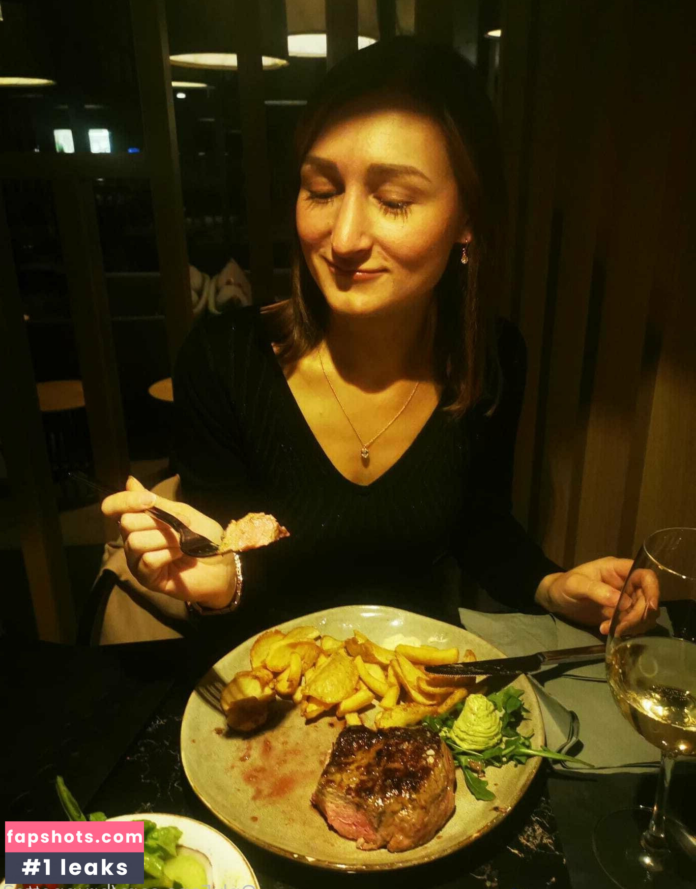 brunnette3 nude babe gallery