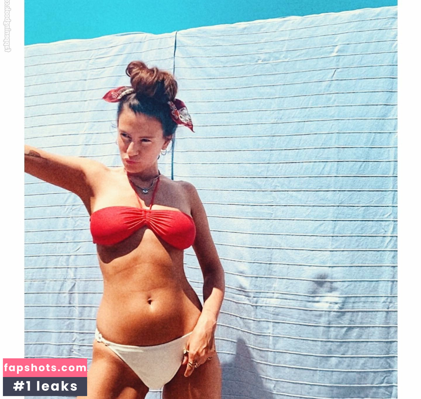 Burcu Bakdur gallery photo #15