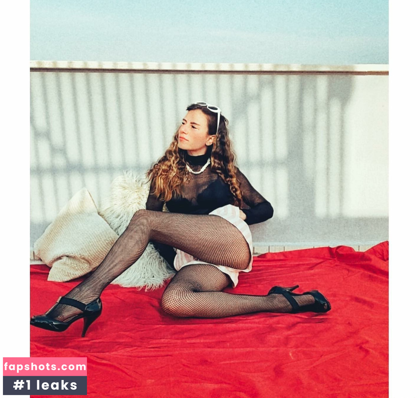 Burcu Bakdur gallery photo #19