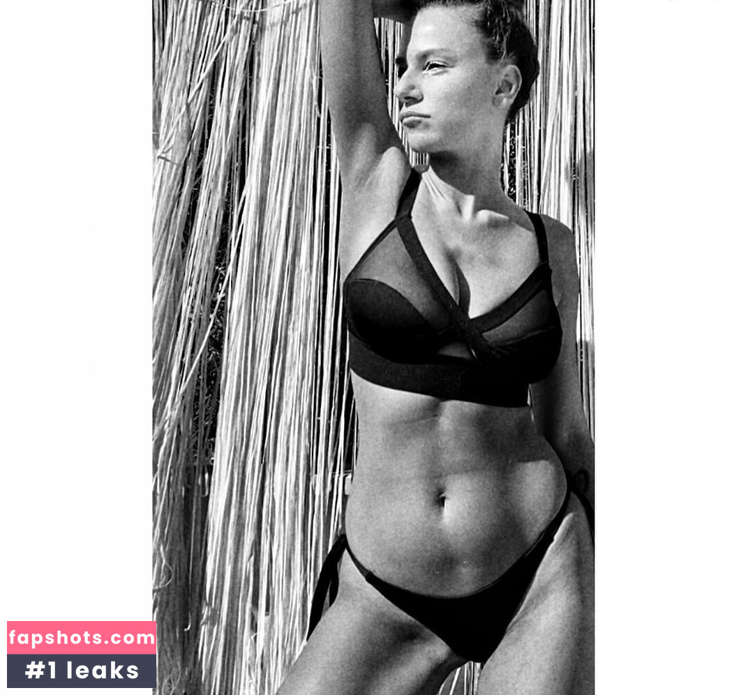 Burcu Bakdur gallery photo #7