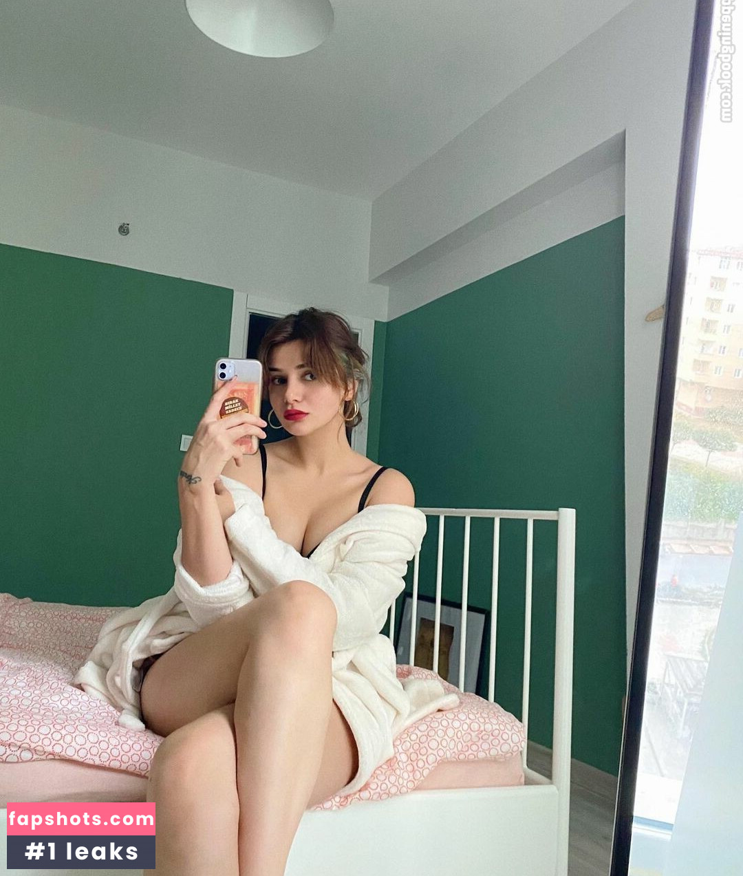 Buse Yılmaz gallery photo #34