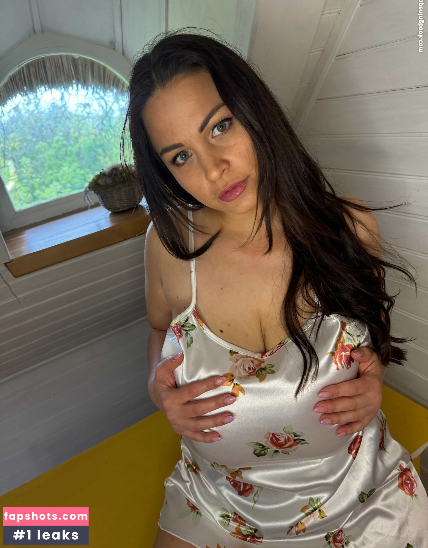 Busty Emily gallery photo #19