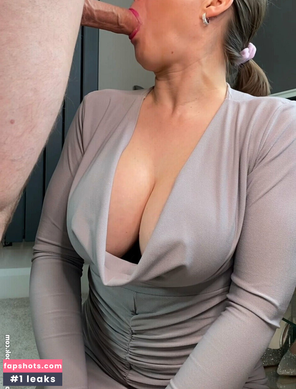 Busty Hotwife nude babe gallery