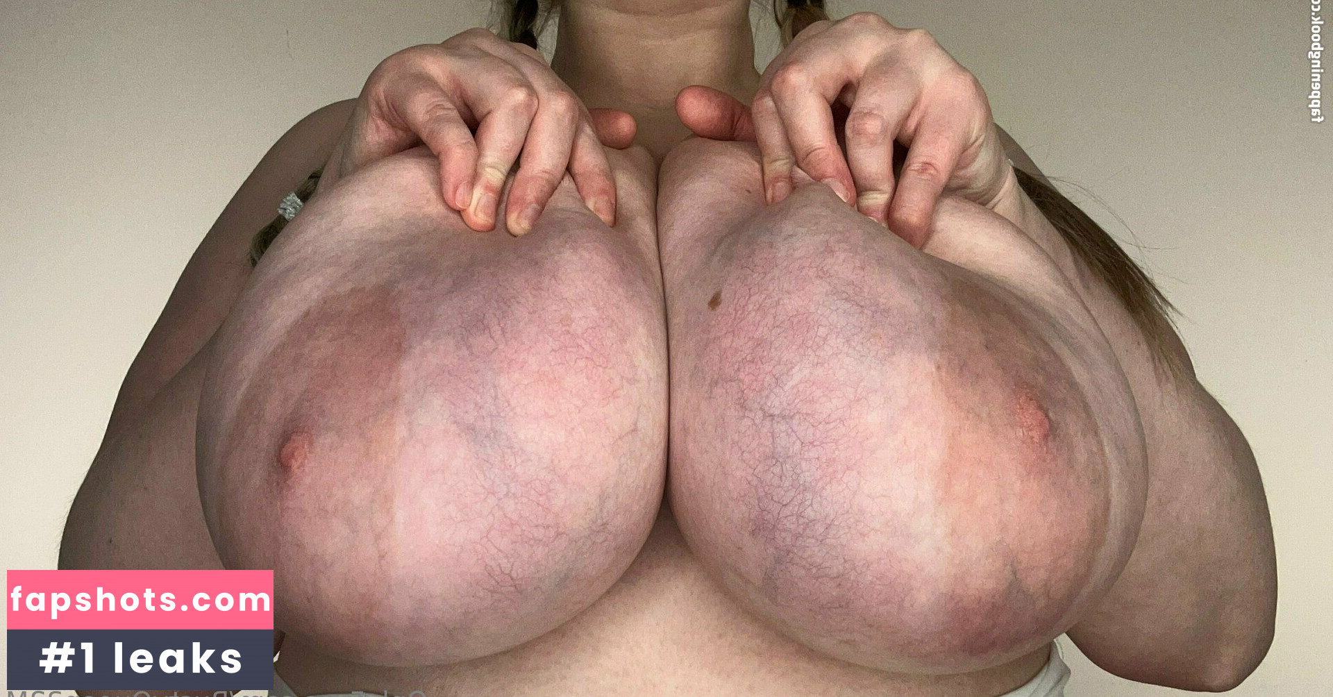 BustyQueen32M gallery photo #28