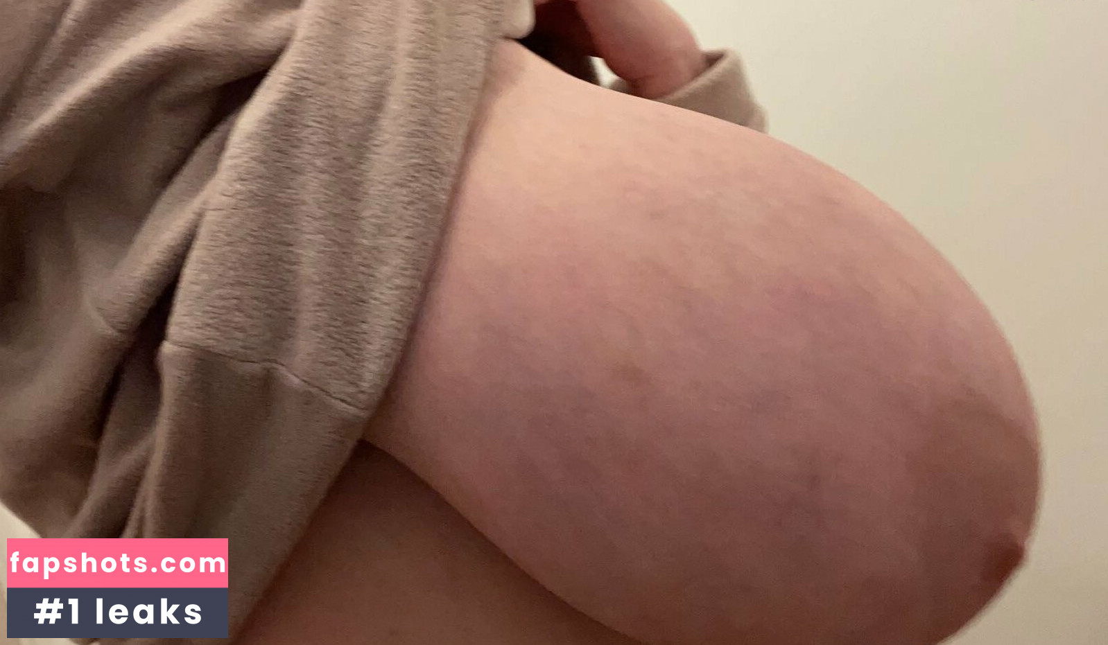 BustyQueen32M gallery photo #91