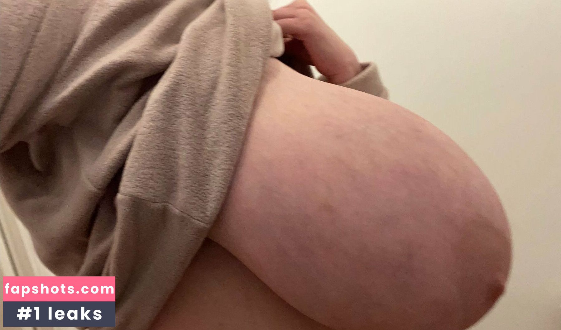 BustyQueen32M gallery photo #96