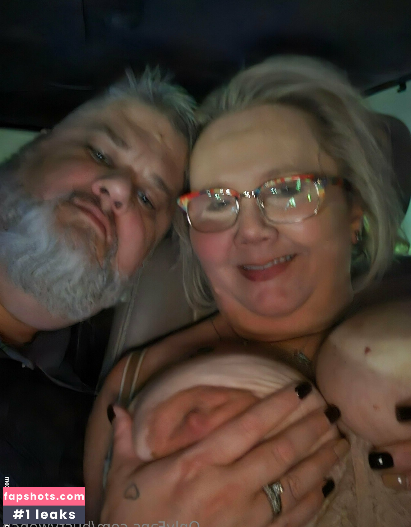 bustywench nude babe gallery