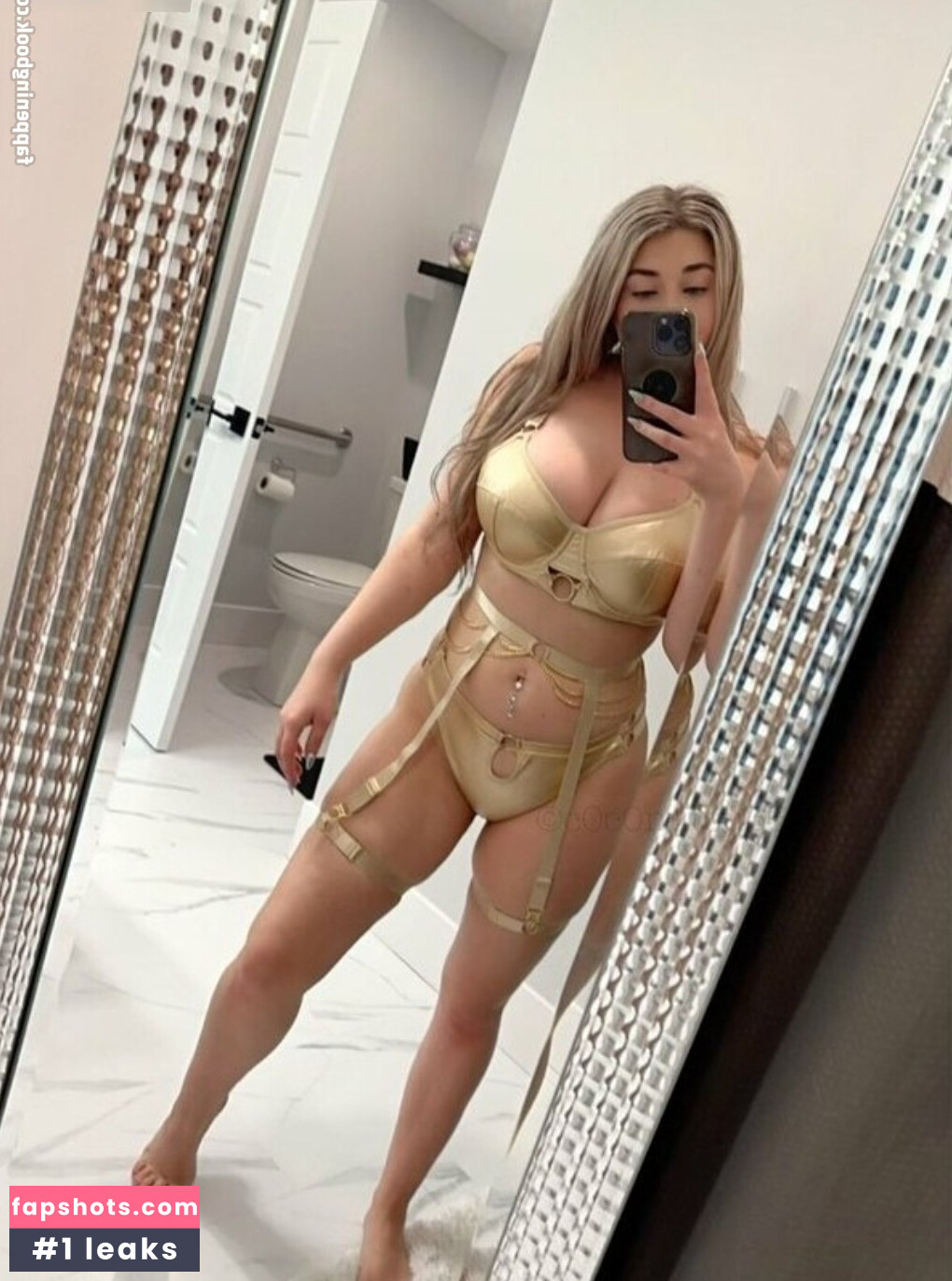 c0c0nutqu33n nude babe gallery