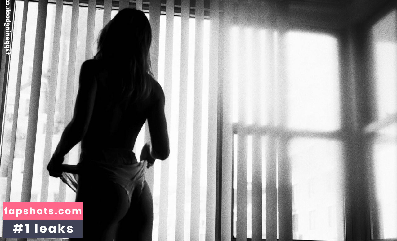 Caitlin Stasey gallery photo #7