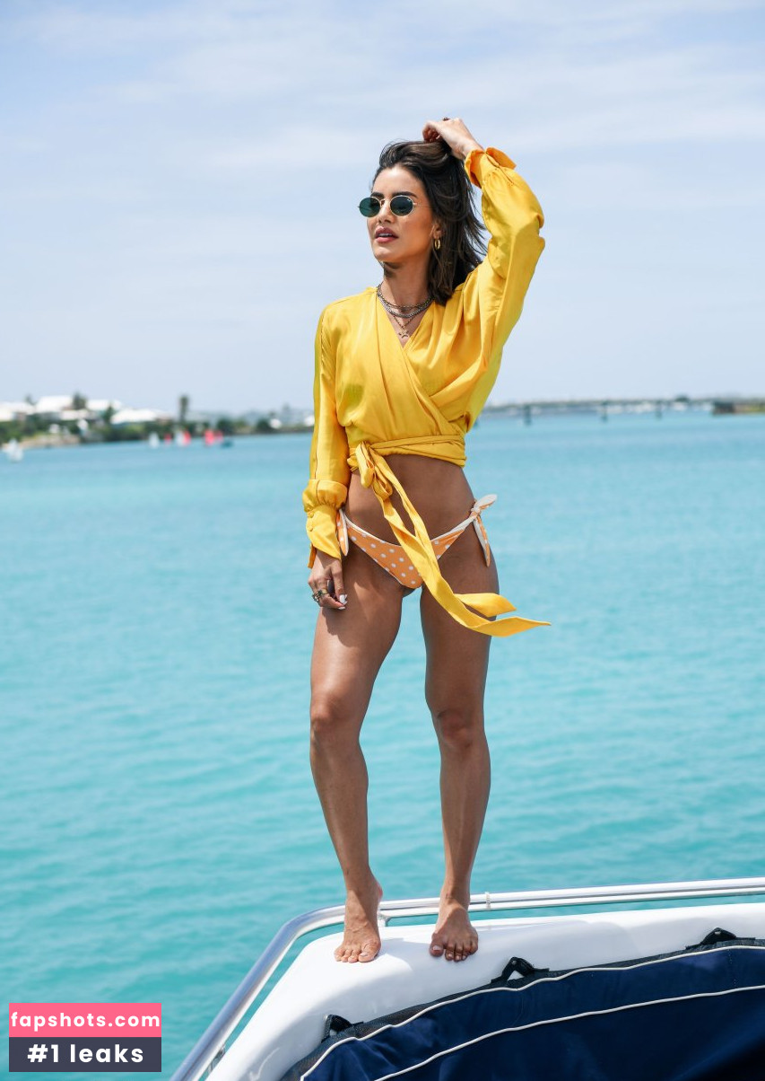 Camila Coelho gallery photo #225