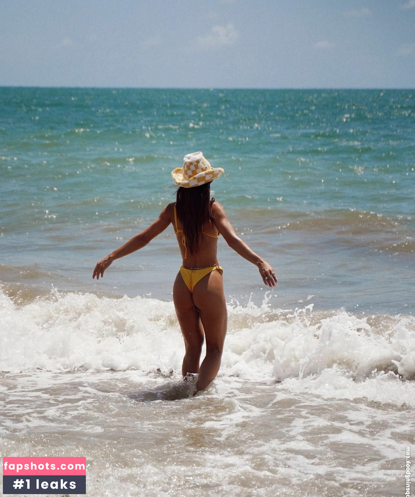 Camila Coelho gallery photo #6