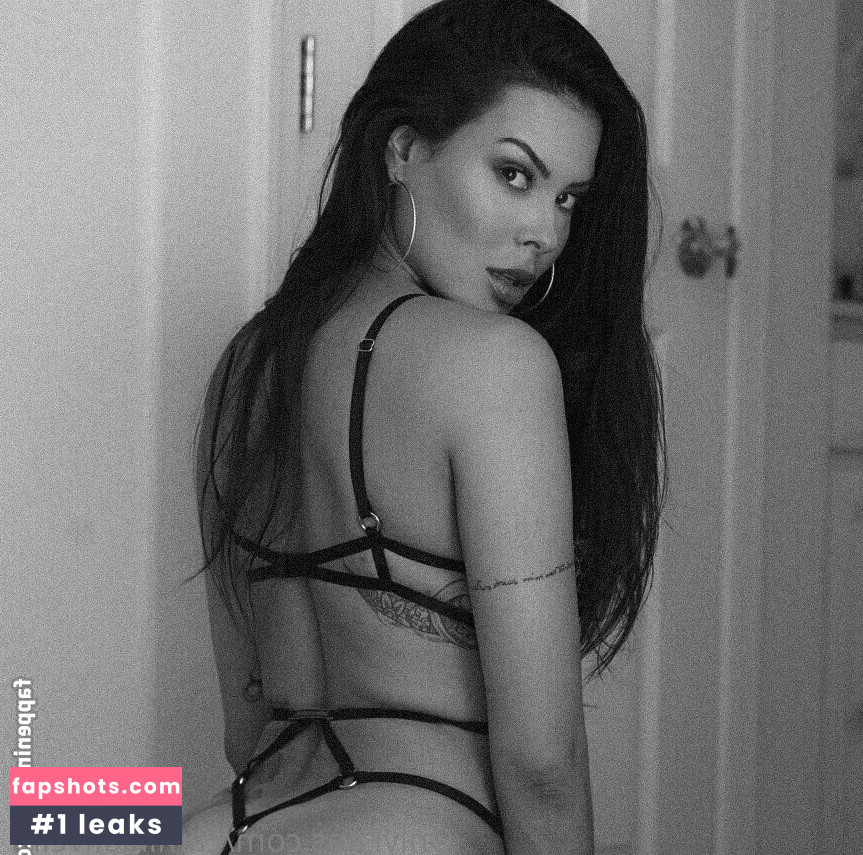 Camila Oliveira RING GIRL UFC nude babe gallery