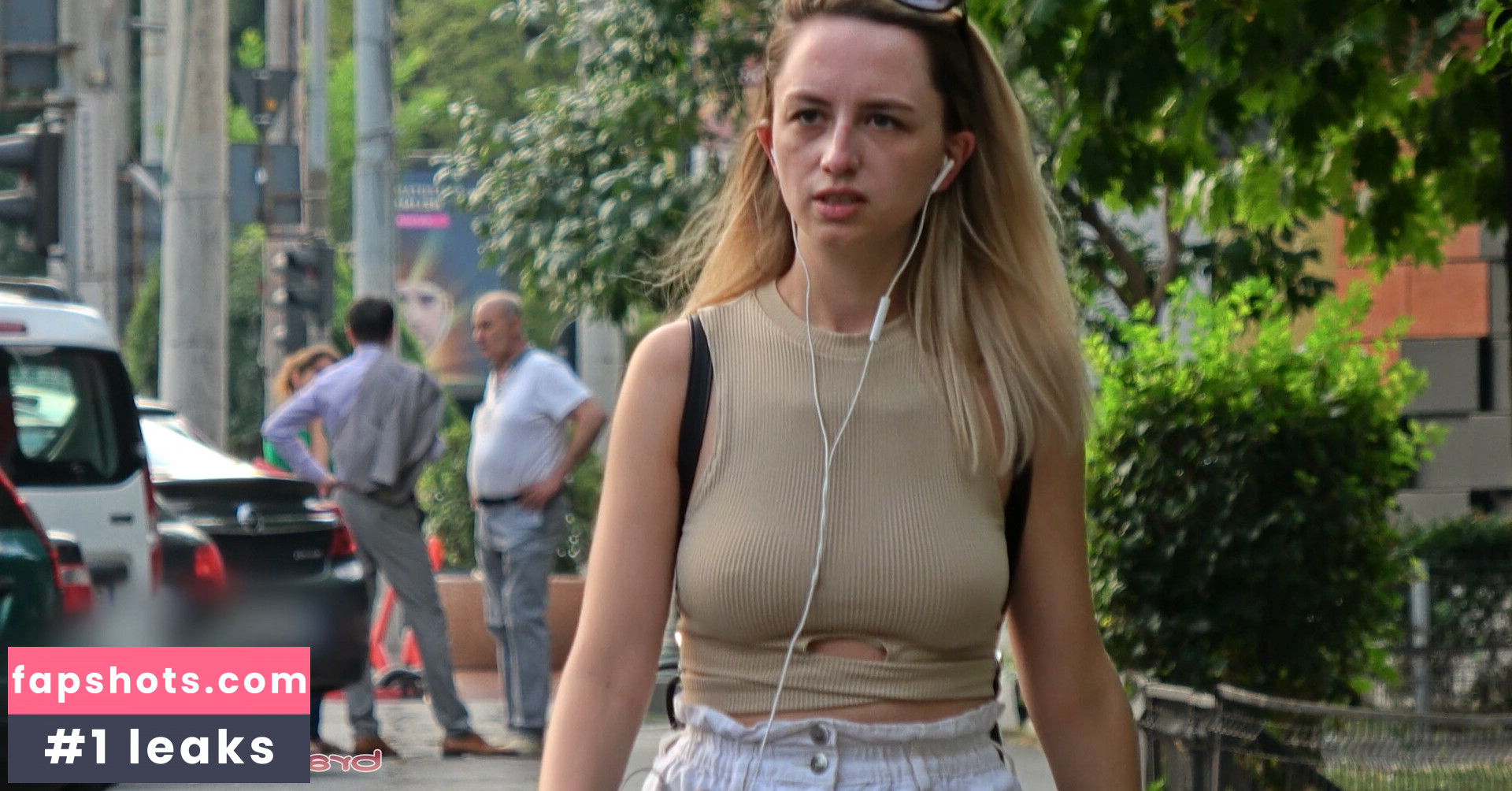 Candid Bralessday nude babe gallery