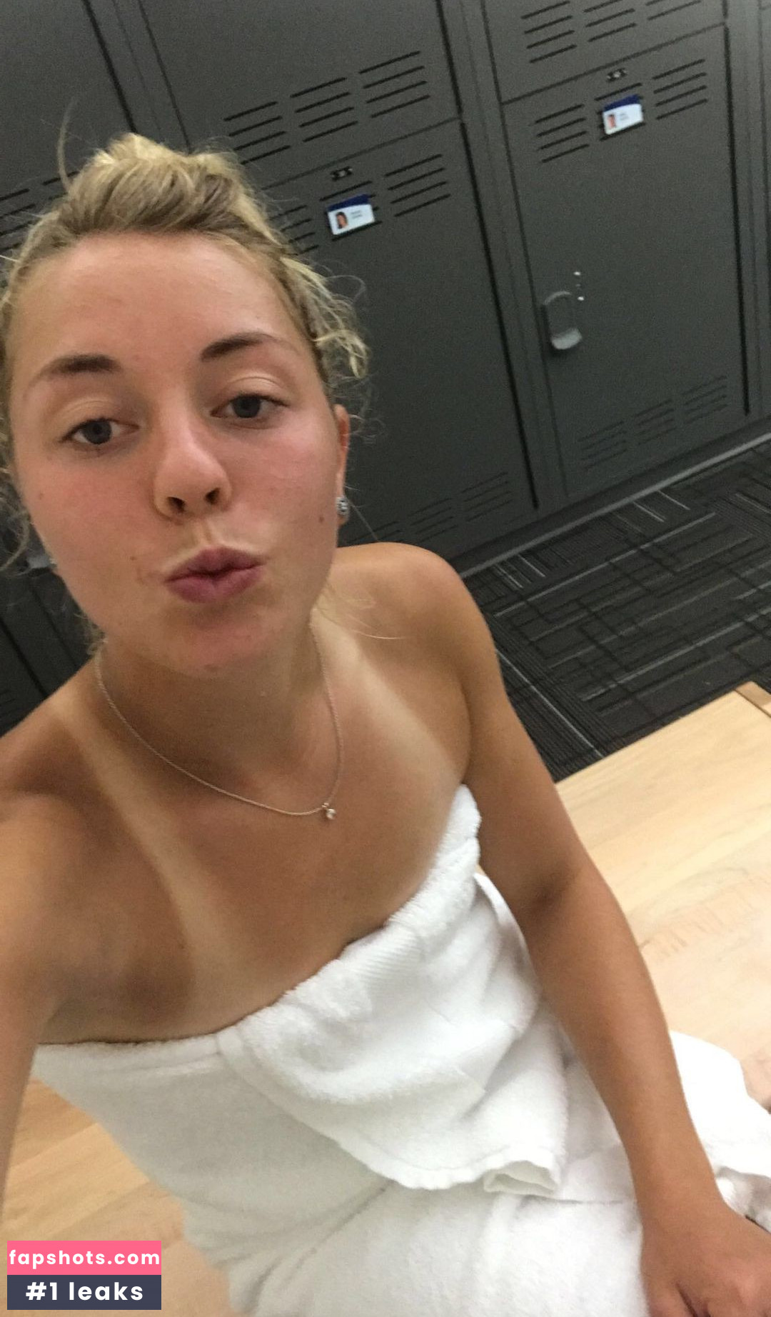 Carina Witthoeft gallery photo #10