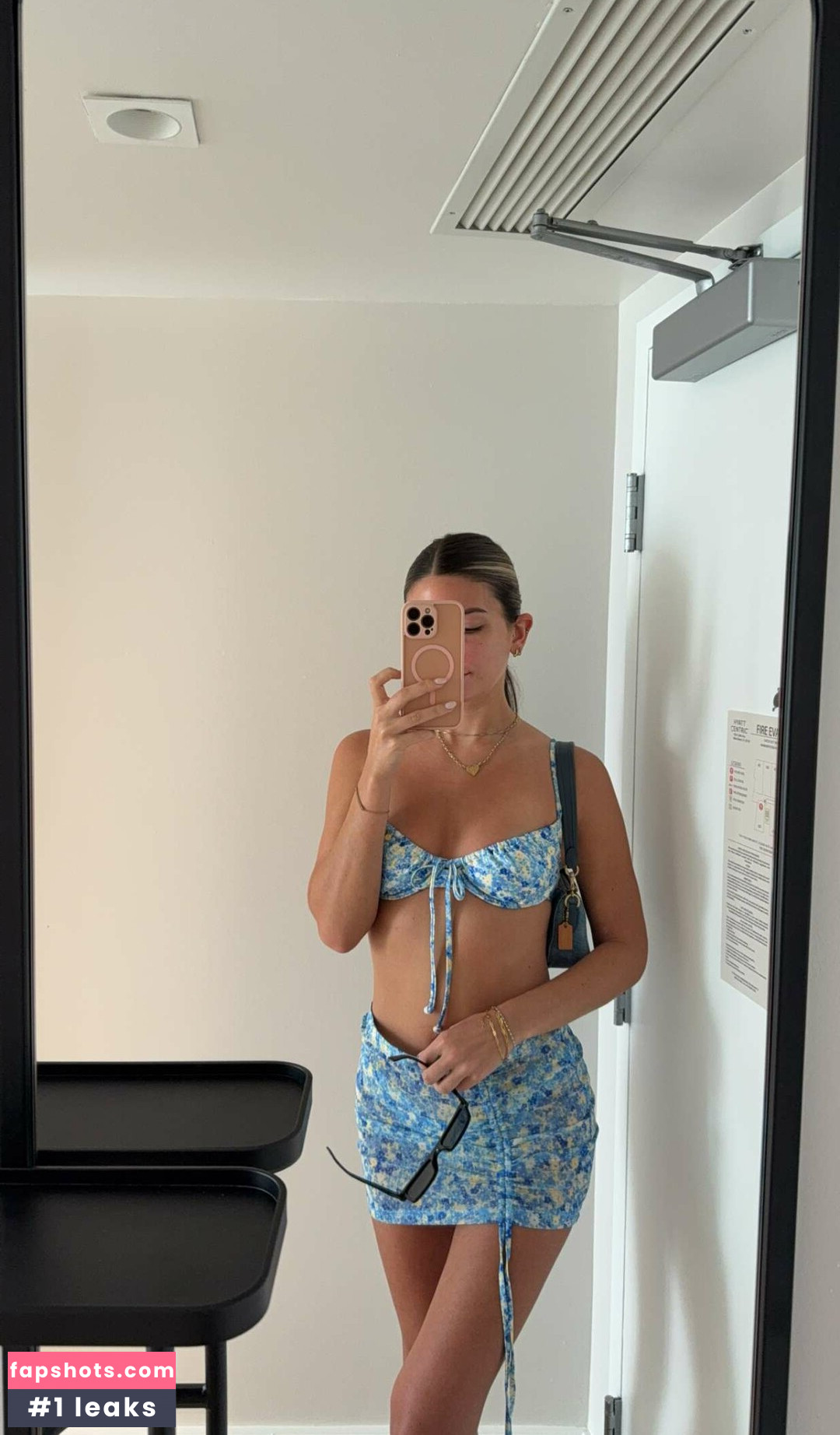 Carla Bezanson gallery photo #21