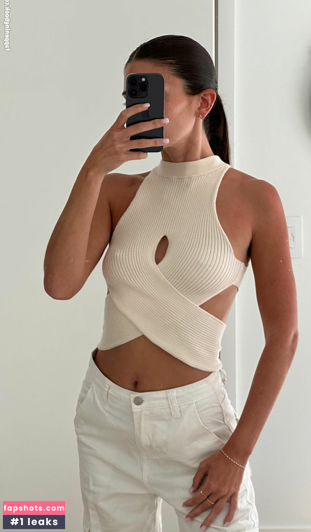 Carla Bezanson gallery photo #33