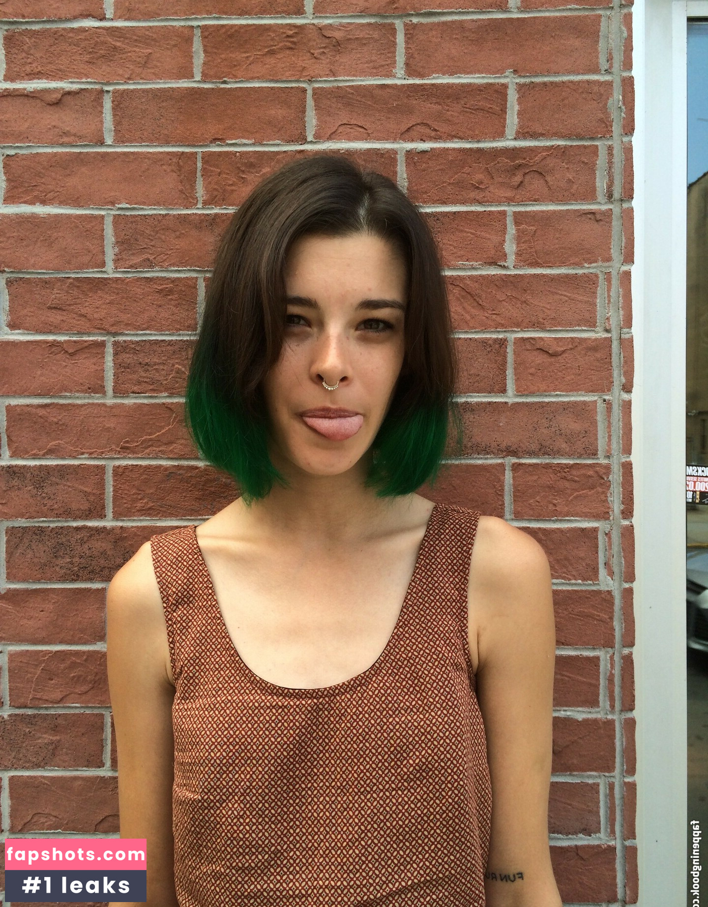 Carly Foulkes gallery photo #6