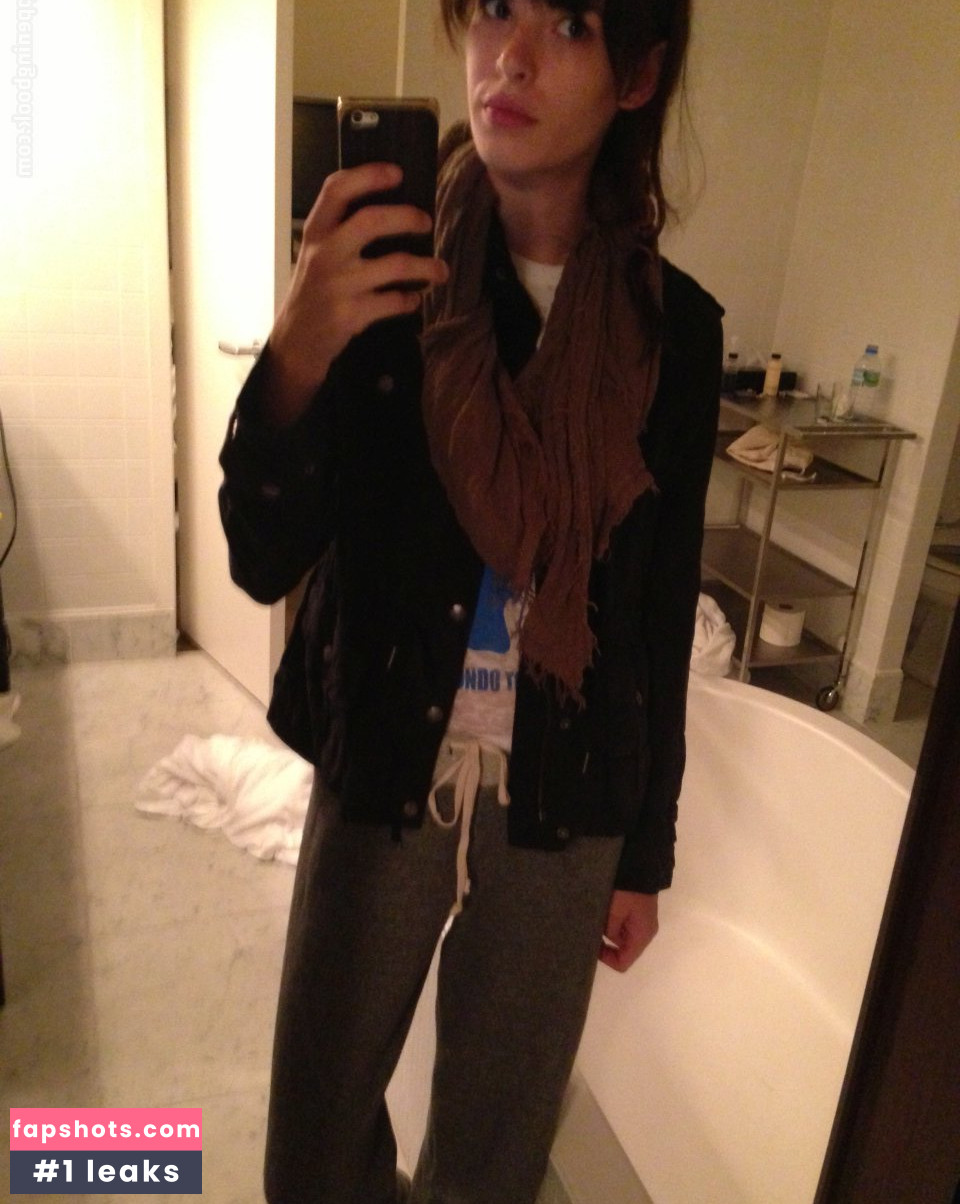 Carly Foulkes gallery photo #77