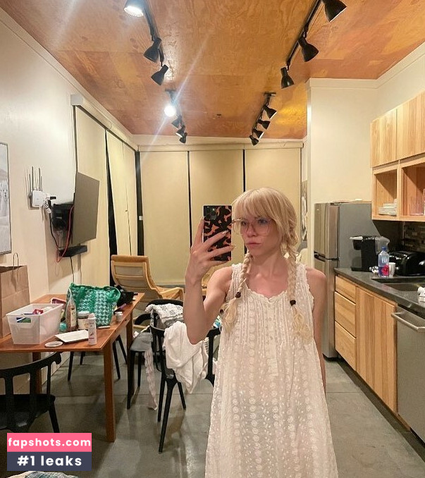 Carly Rae Jepsen gallery photo #10