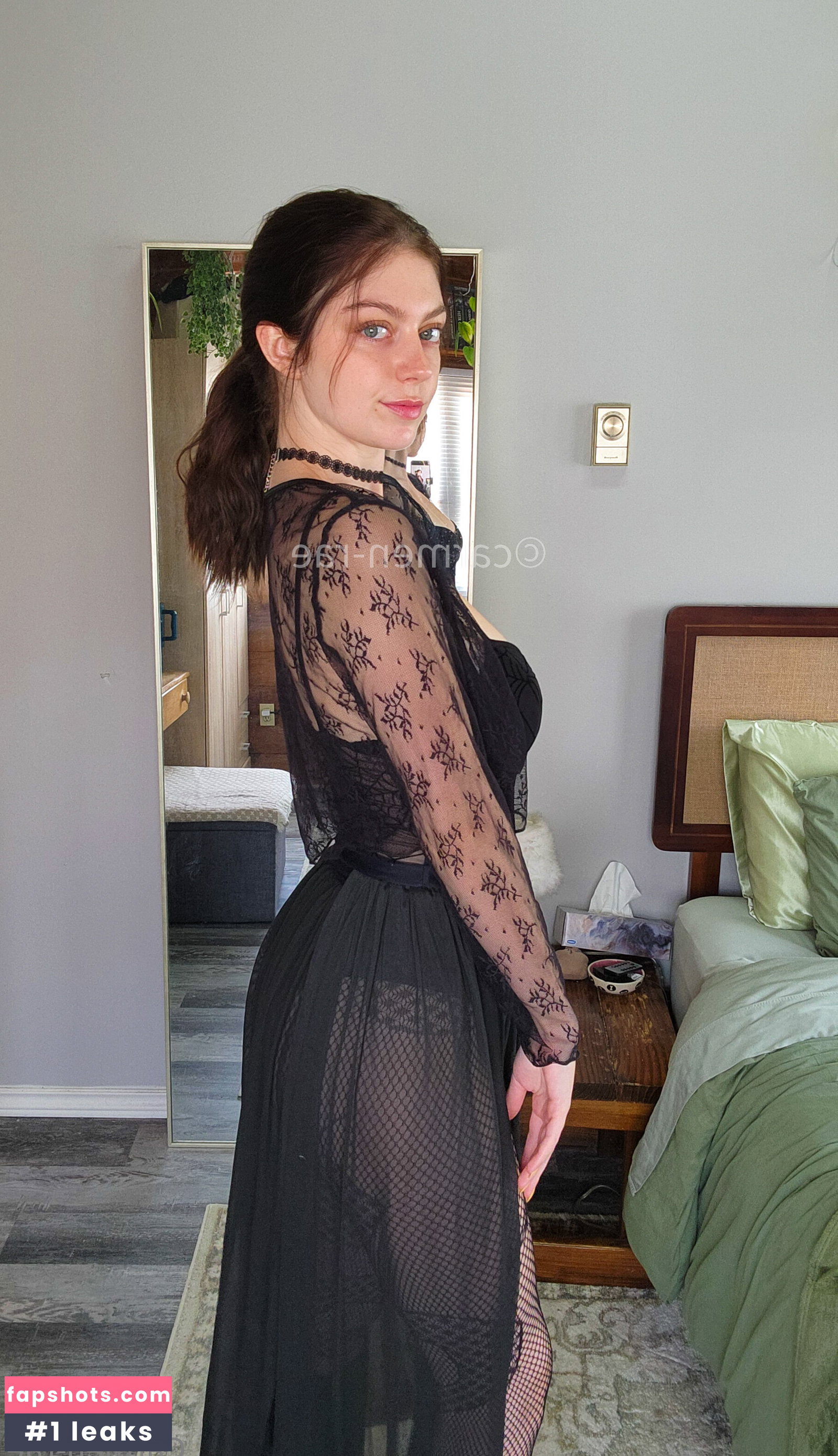 Carmen-Rae gallery photo #3815