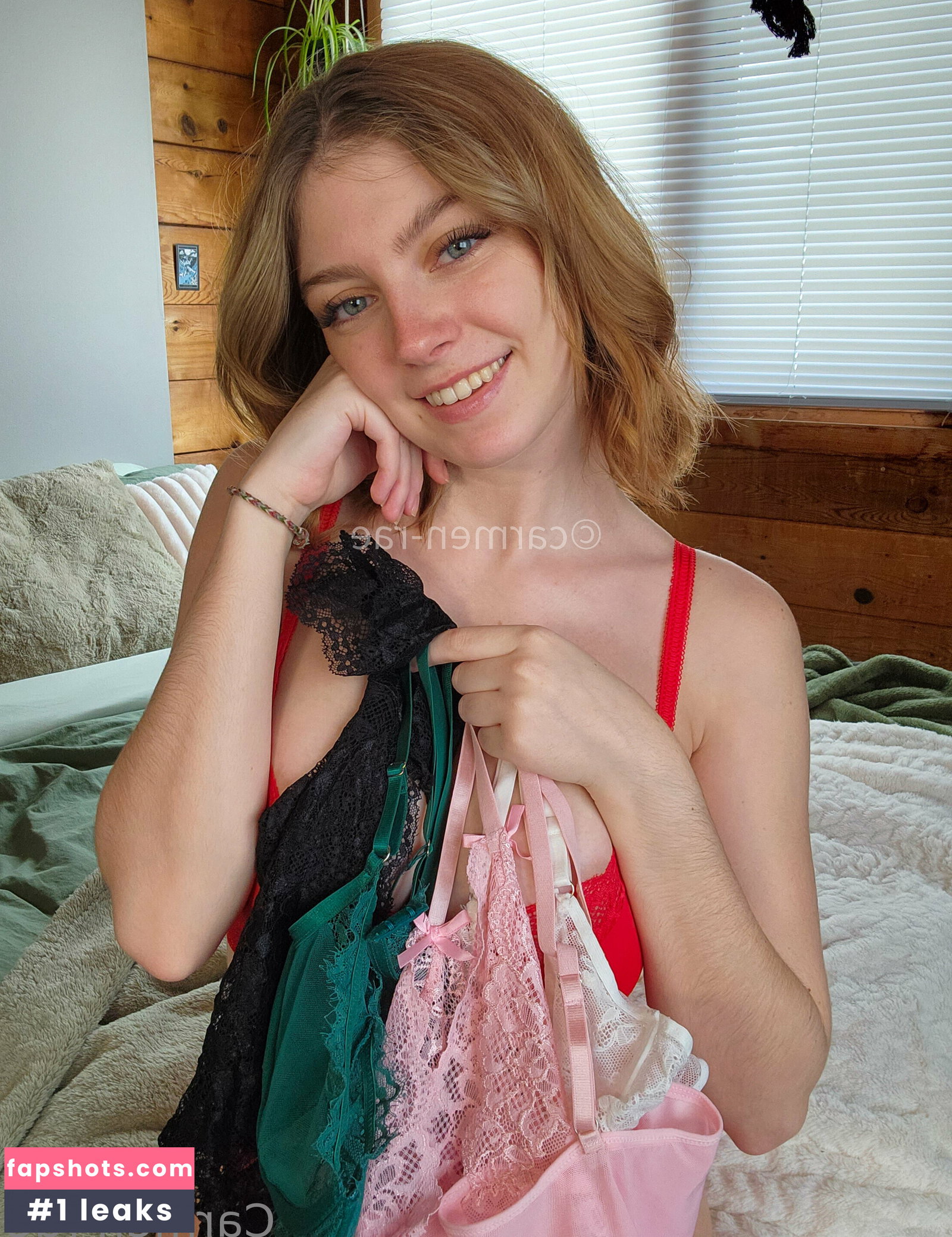 Carmen-Rae gallery photo #1651