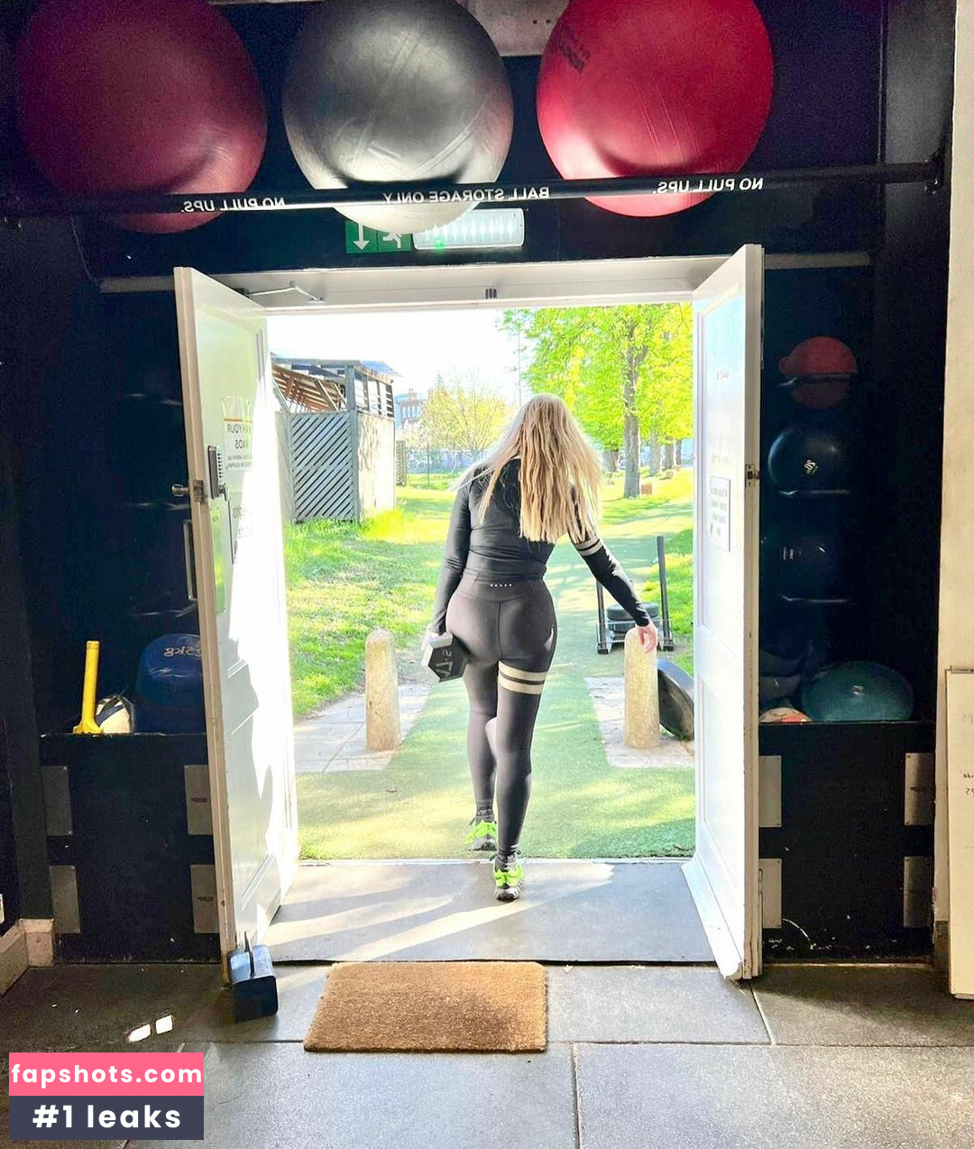 Carol Vorderman gallery photo #151