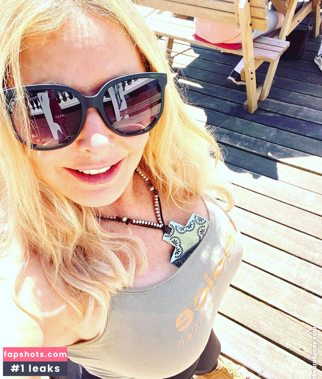 Carol Vorderman gallery photo #255