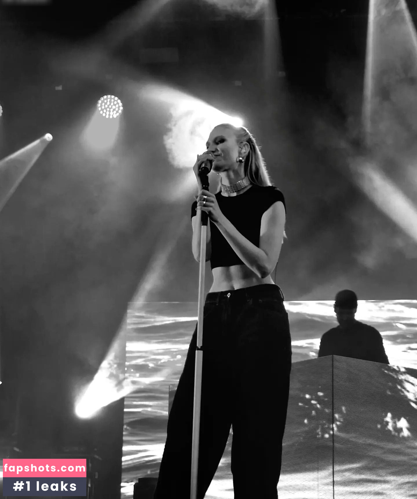 Carolin Niemczyk gallery photo #11