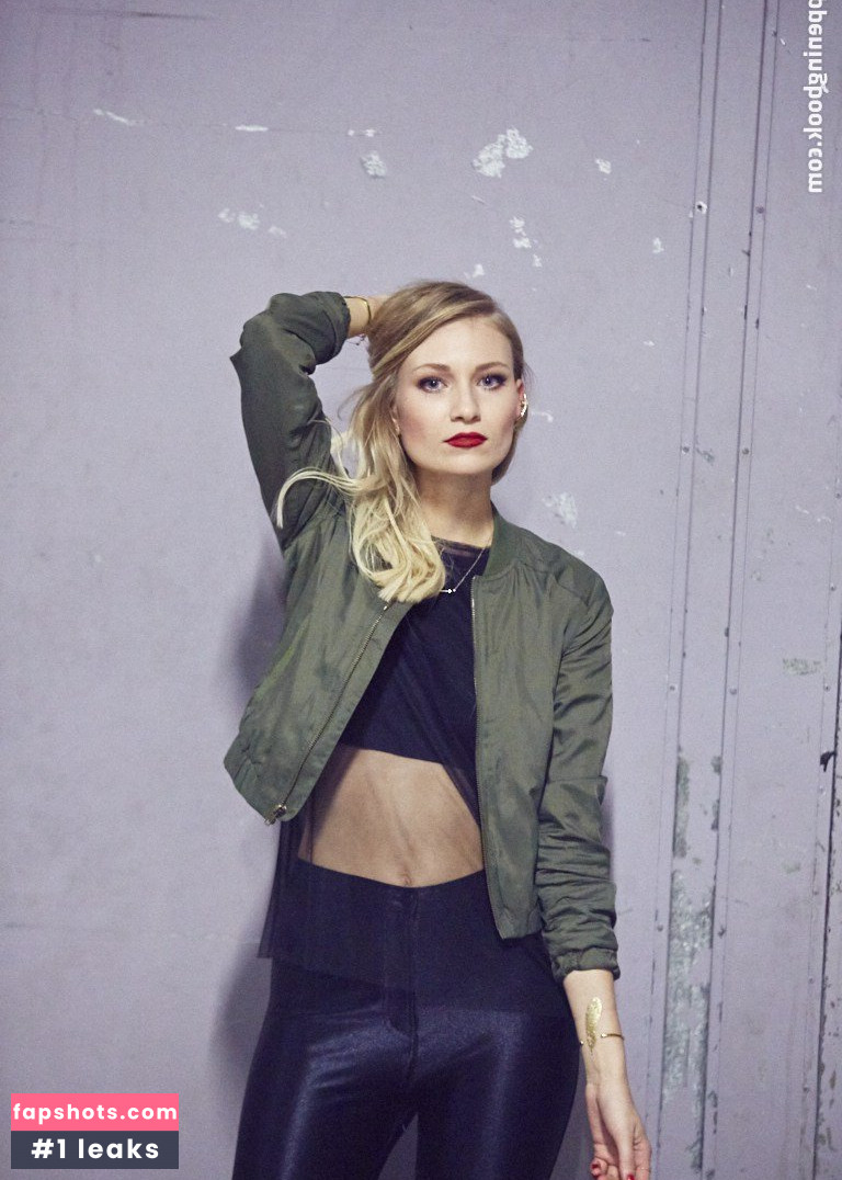 Carolin Niemczyk gallery photo #15