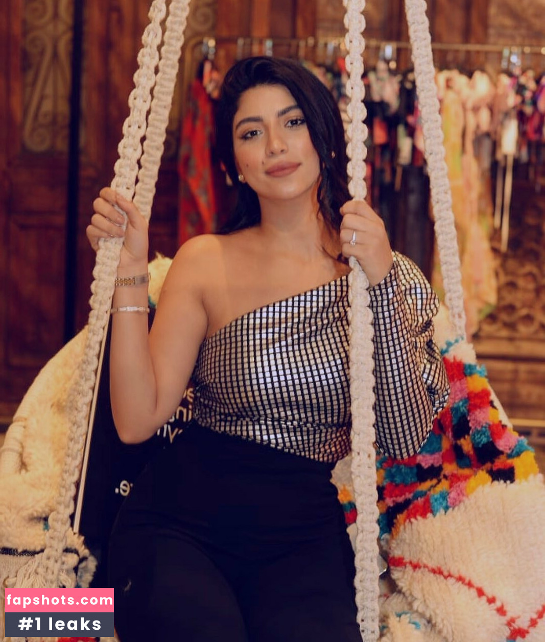 Caroline Azmy gallery photo #2