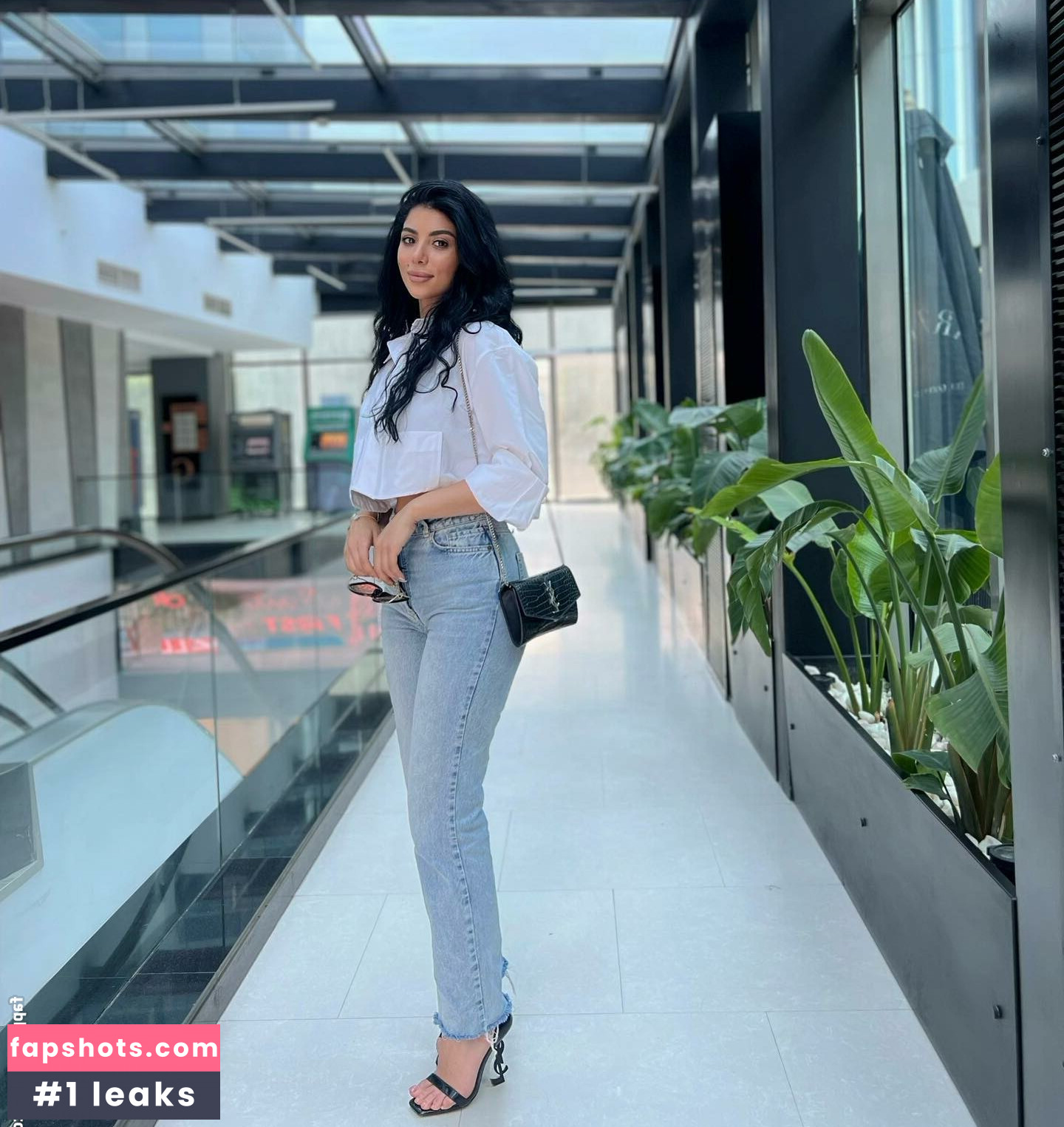 Caroline Azmy gallery photo #7