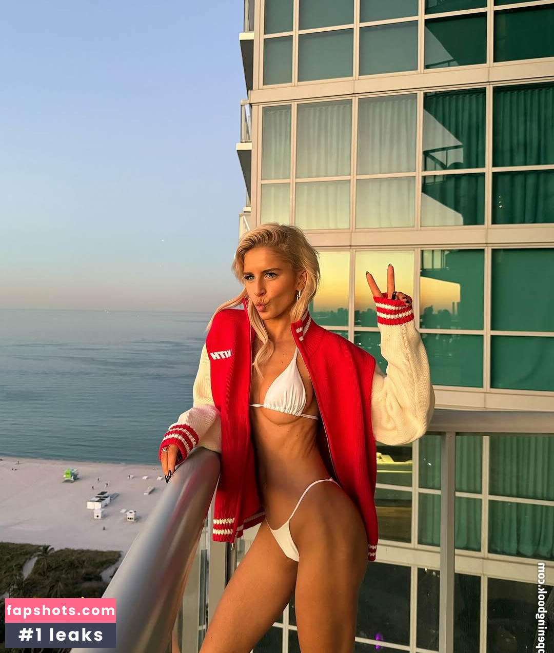 Caroline Daur gallery photo #3