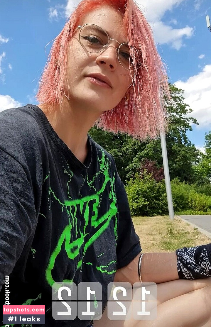 Caroline Haas gallery photo #4