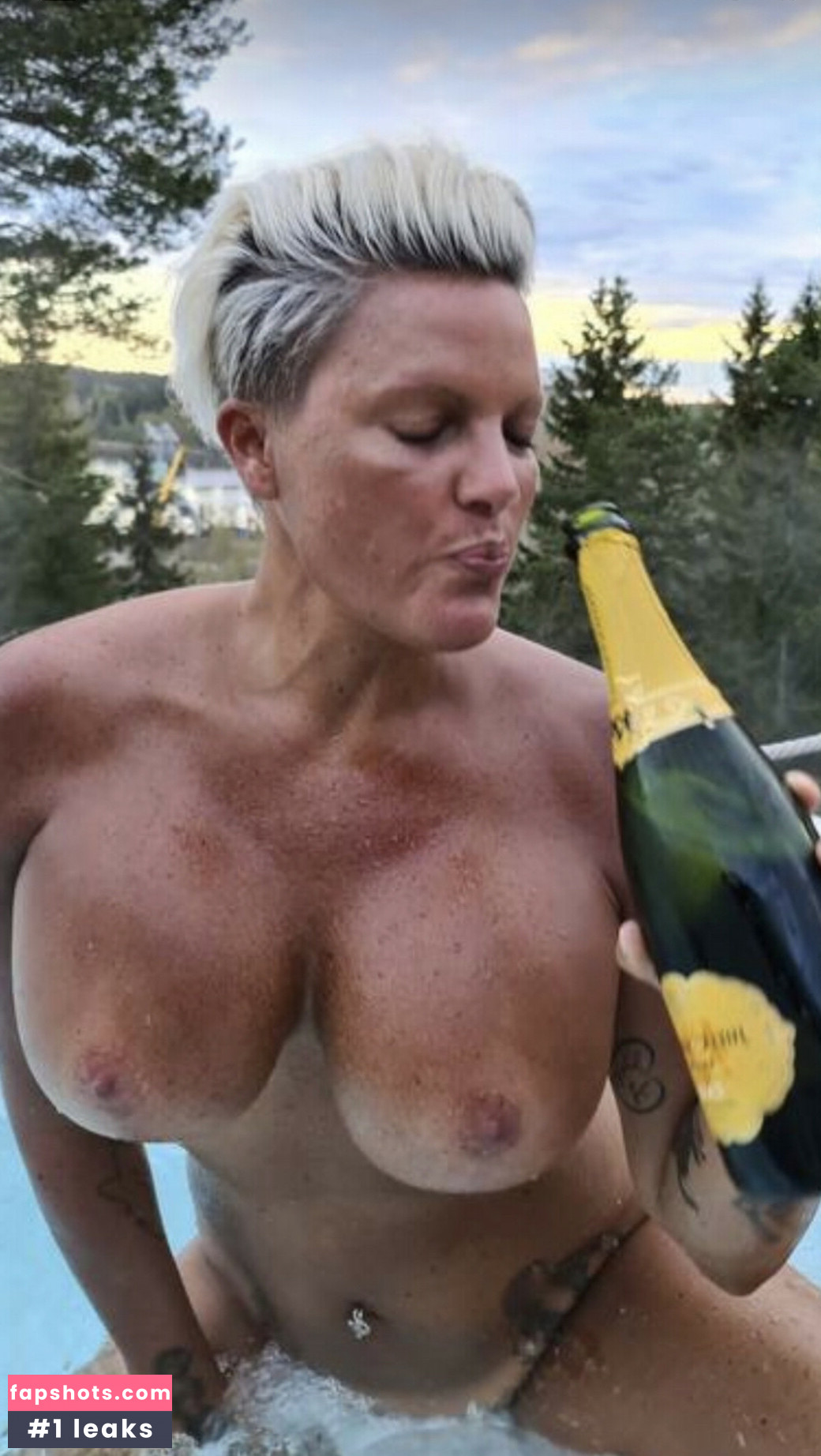 Caroline Öberg gallery photo #18