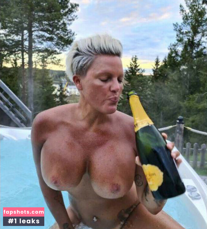 Caroline Öberg gallery photo #3