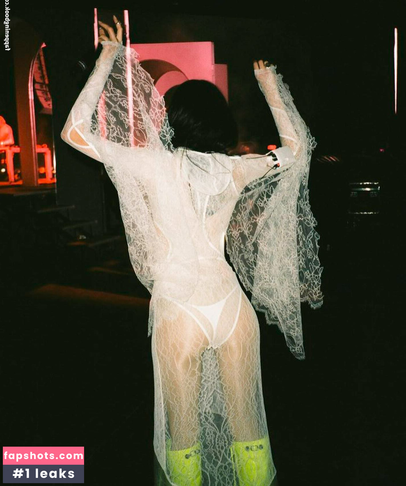 Caroline Polachek gallery photo #13