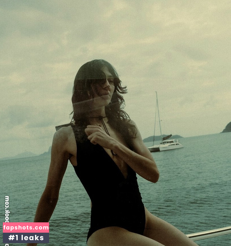 Caroline Polachek gallery photo #15