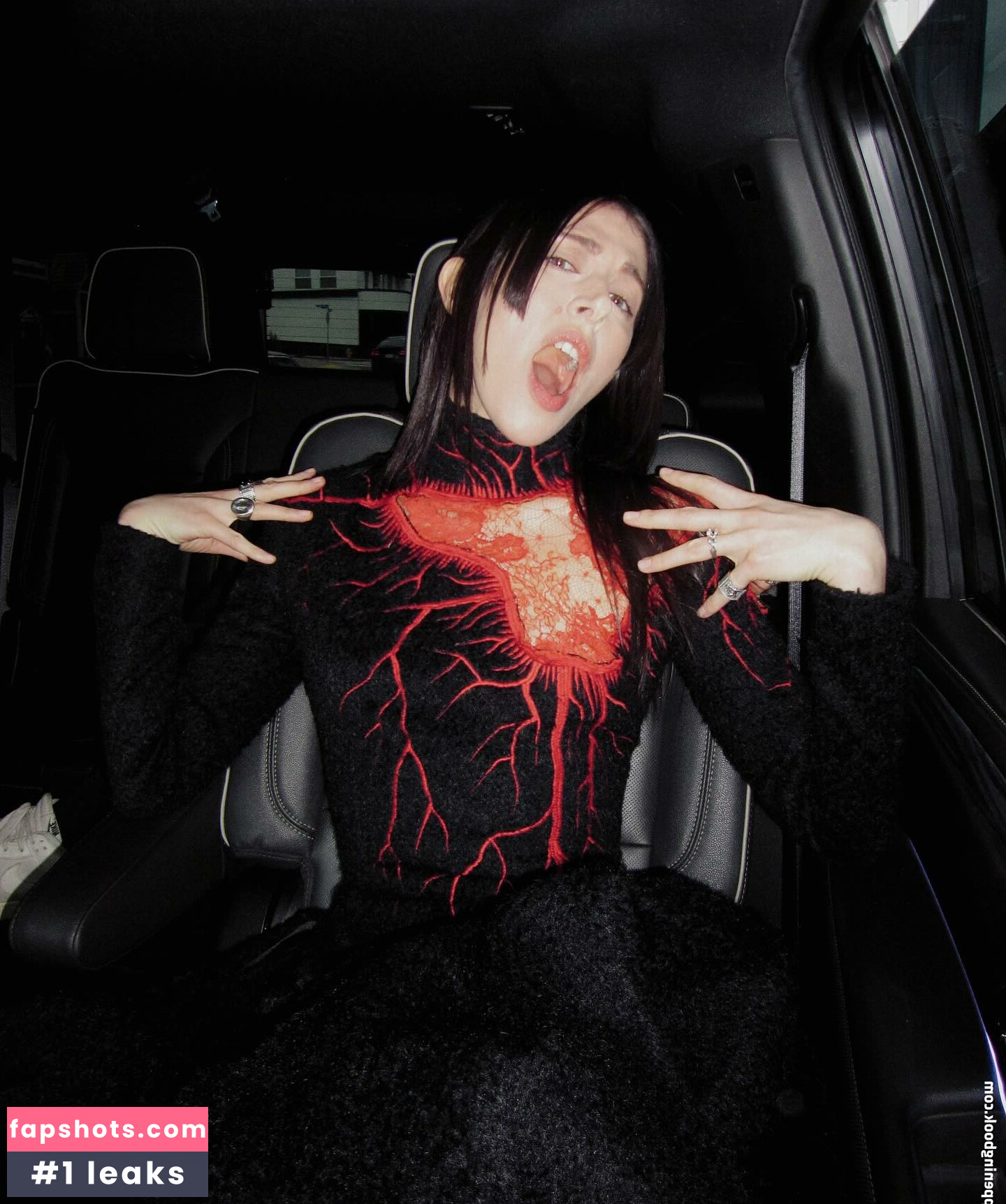 Caroline Polachek gallery photo #22