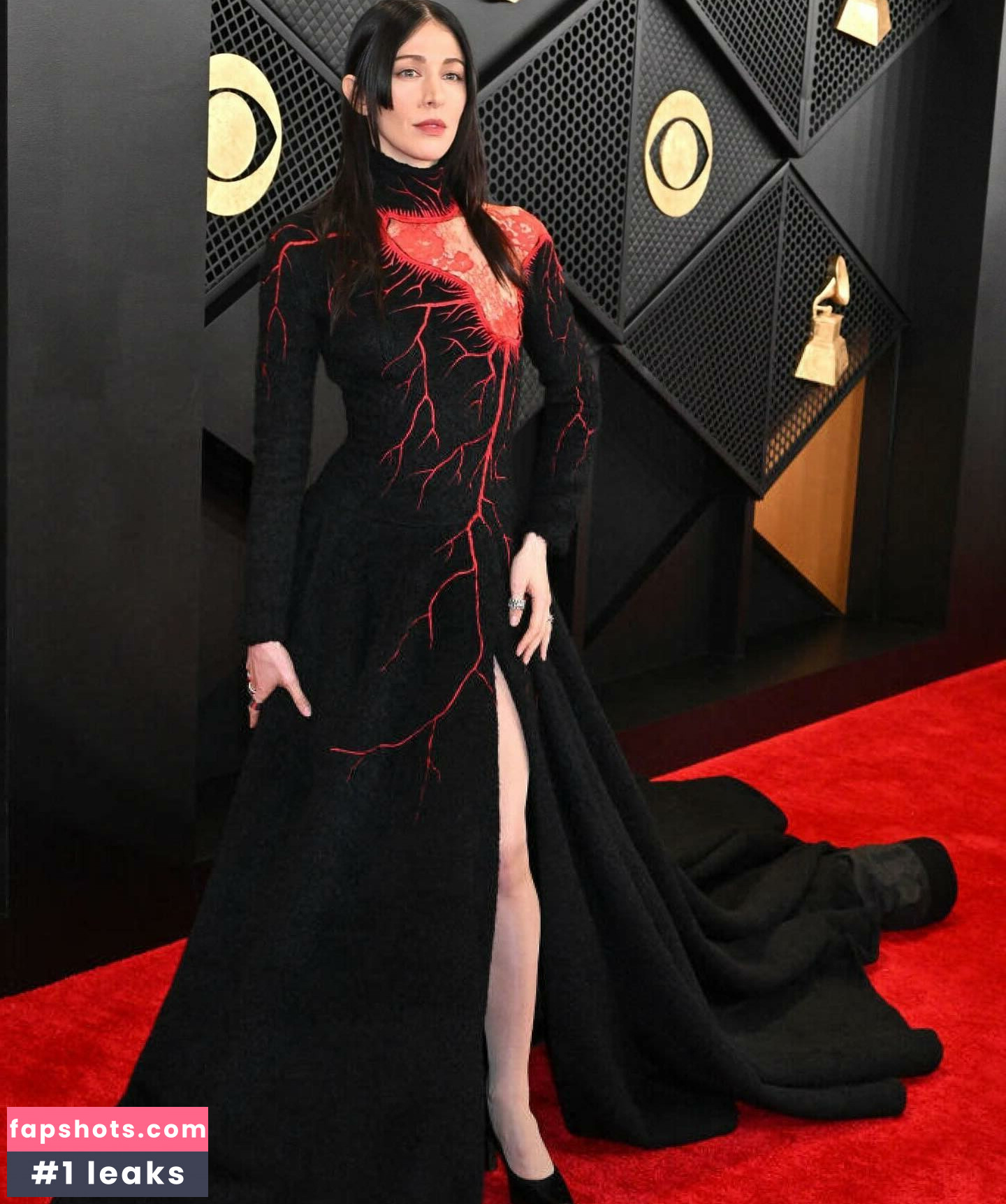 Caroline Polachek gallery photo #23