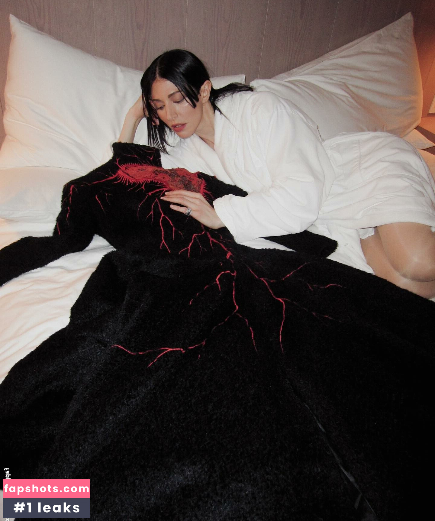 Caroline Polachek gallery photo #28