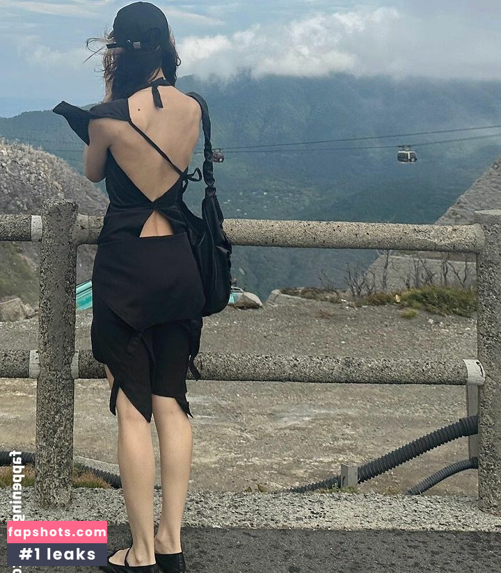 Caroline Polachek gallery photo #33