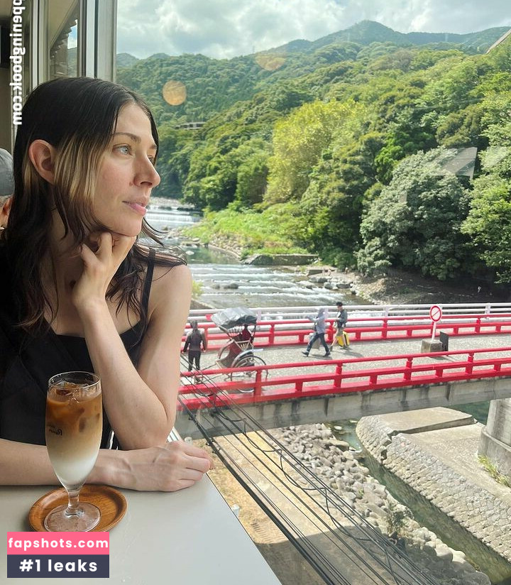 Caroline Polachek gallery photo #34