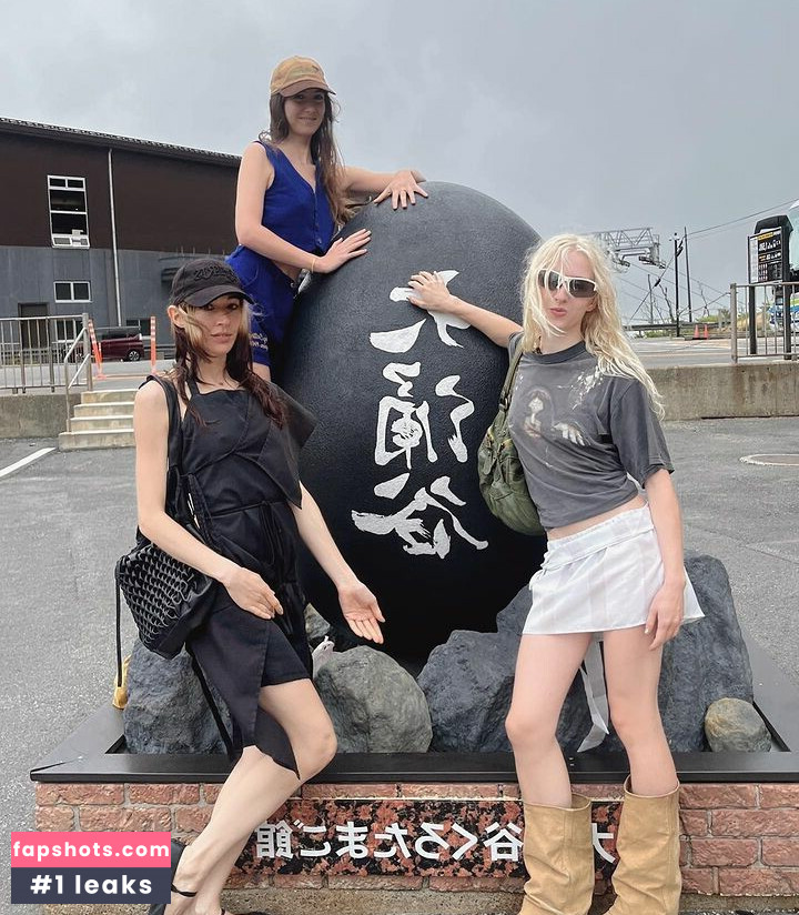 Caroline Polachek gallery photo #35