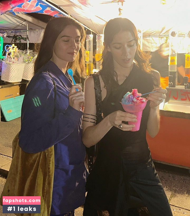 Caroline Polachek gallery photo #36