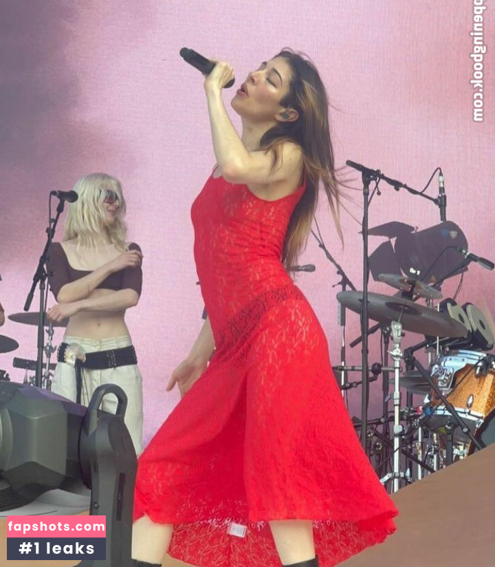 Caroline Polachek gallery photo #40