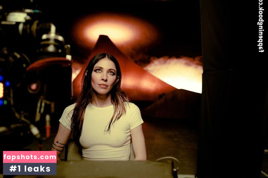 Caroline Polachek gallery photo #41