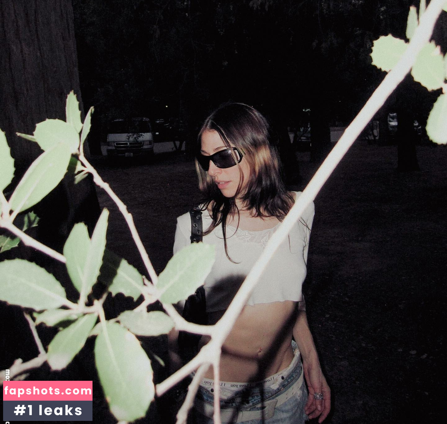 Caroline Polachek gallery photo #42