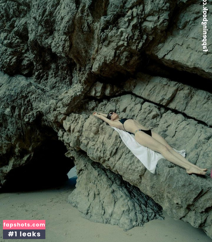 Caroline Polachek gallery photo #46