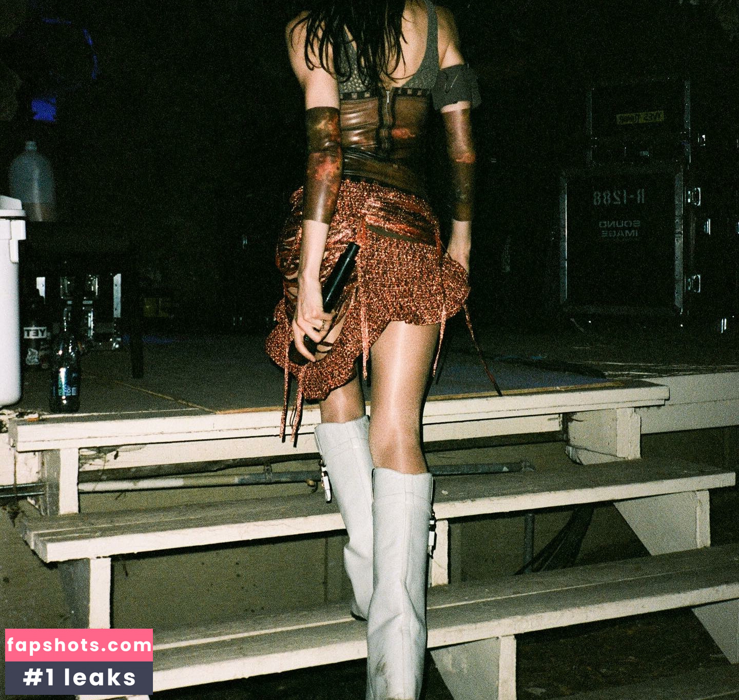 Caroline Polachek gallery photo #49